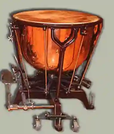Front view of the timpani